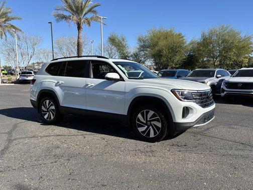 Opal White Pearl 2026 Volkswagen Atlas 2.0T SE w/Technology