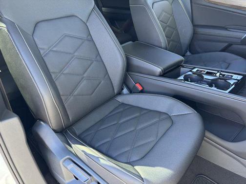 Opal White Pearl 2026 Volkswagen Atlas 2.0T SE w/Technology