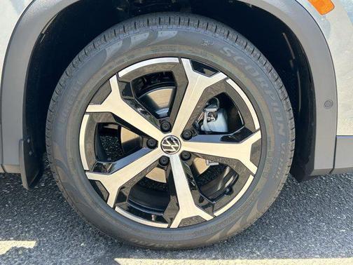 platinum gray metallic 2026 Volkswagen Tiguan 2.0T SE