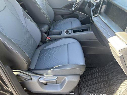 Deep Black Pearl 2026 Volkswagen Tiguan 2.0T SE R-Line Black