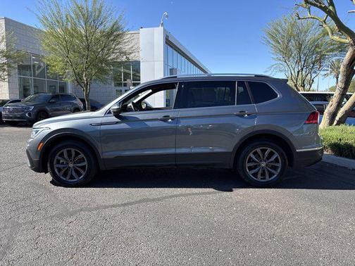 Platinum Gray Metallic 2022 Volkswagen Tiguan 2.0T SE