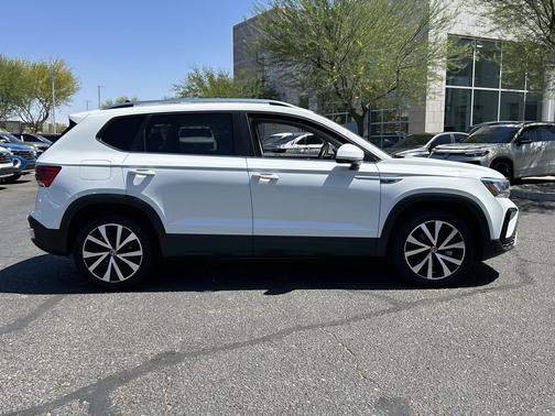 Pure White 2022 Volkswagen Taos 1.5T SE