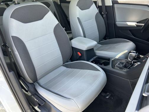 Pure White 2022 Volkswagen Taos 1.5T SE