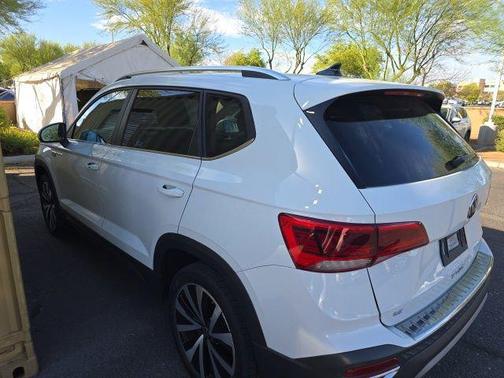 Pure White 2022 Volkswagen Taos 1.5T SE