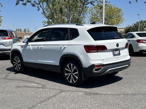 Pure White 2024 Volkswagen Taos 1.5T SE
