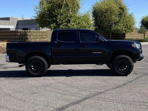 Midnight Black Metallic 2018 Toyota Tacoma SR5