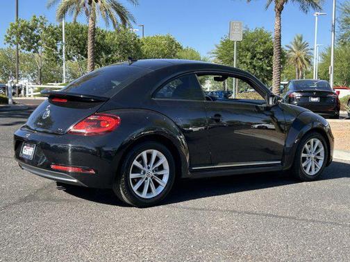 Deep Black 2017 Volkswagen Beetle 1.8T SE