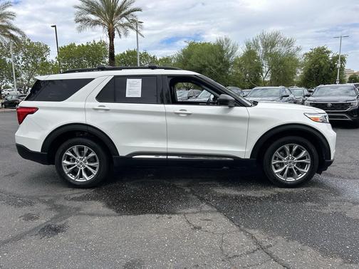 Star White Metallic Tri-Coat 2024 Ford Explorer XLT