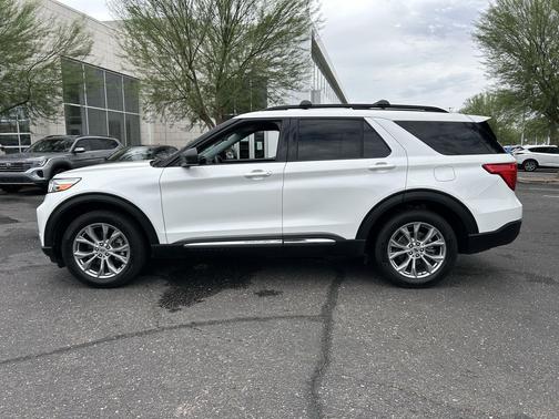 Star White Metallic Tri-Coat 2024 Ford Explorer XLT