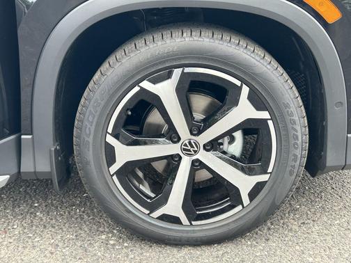 Deep Black Pearl 2026 Volkswagen Tiguan 2.0T SE