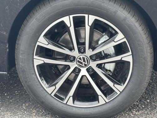 Deep Black Pearl 2026 Volkswagen Jetta 1.4T S