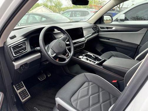 Pure White 2024 Volkswagen Atlas 2.0T SE w/Technology 4MOTION