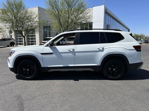 Pure White 2024 Volkswagen Atlas 2.0T SE w/Technology 4MOTION