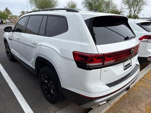 Pure White 2024 Volkswagen Atlas 2.0T SE w/Technology 4MOTION