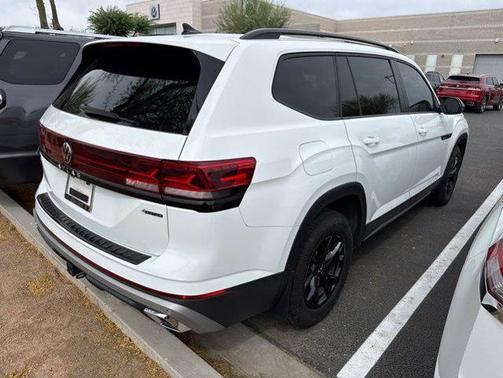 Pure White 2024 Volkswagen Atlas 2.0T SE w/Technology 4MOTION