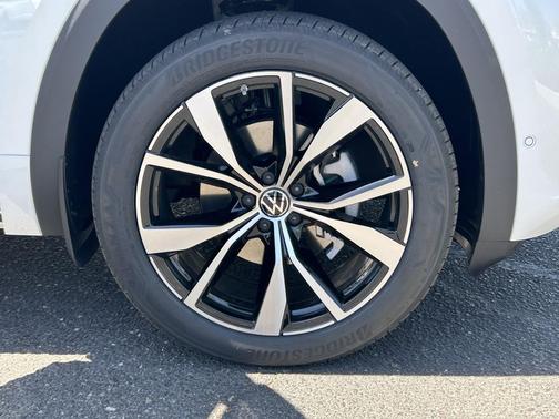 Opal White Pearl 2026 Volkswagen Atlas 2.0T SEL Premium R-Line 4MOTION