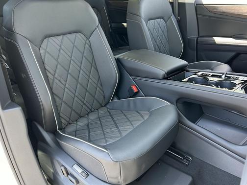 Opal White Pearl 2026 Volkswagen Atlas 2.0T SEL Premium R-Line 4MOTION