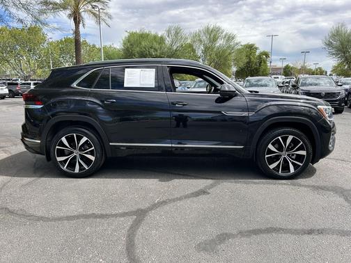 Deep Black Pearl 2024 Volkswagen Atlas Cross Sport 2.0T SEL Premium