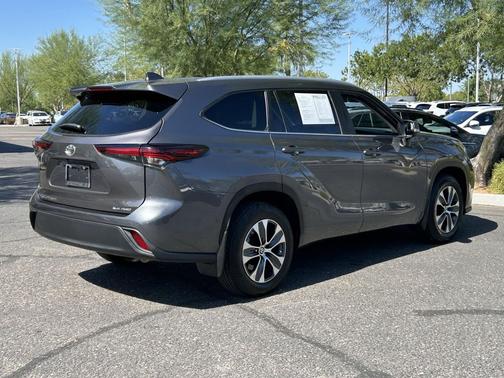 Magnetic Gray Metallic 2024 Toyota Highlander XLE