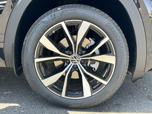 Deep Black Pearl 2026 Volkswagen Atlas 2.0T SEL Premium R-Line 4MOTION