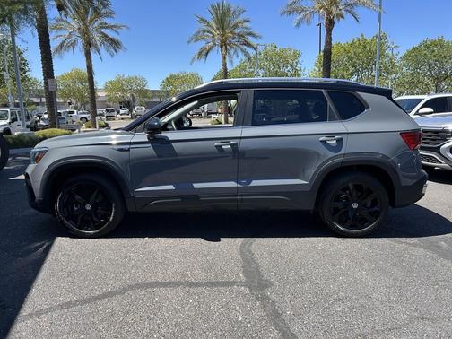 Pure Gray w/Black Roof 2023 Volkswagen Taos 1.5T SE