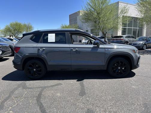Pure Gray w/Black Roof 2023 Volkswagen Taos 1.5T SE