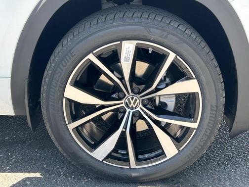 Opal White Pearl 2026 Volkswagen Atlas 2.0T SEL Premium R-Line 4MOTION