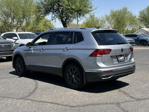Pyrite Silver Metallic 2024 Volkswagen Tiguan 2.0T SE