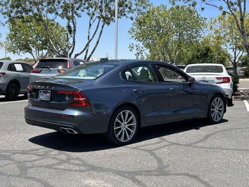 Denim Blue Metallic 2021 Volvo S60 T6 Momentum