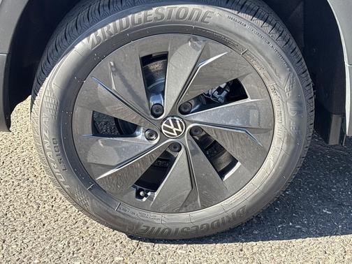 Pyrite Silver Metallic 2026 Volkswagen Taos S