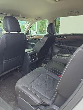 Pure White 2024 Volkswagen Atlas 2.0T SE w/Technology