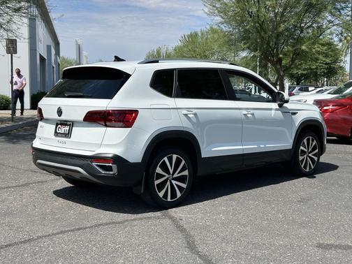Pure White 2024 Volkswagen Taos 1.5T SE