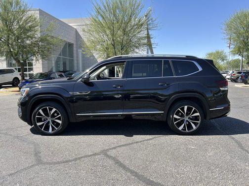 Deep Black Pearl 2024 Volkswagen Atlas 2.0T SEL Premium R-Line 4MOTION