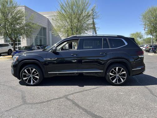 Deep Black Pearl 2024 Volkswagen Atlas 2.0T SEL Premium R-Line 4MOTION