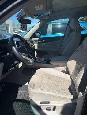 Deep Black Pearl 2024 Volkswagen Atlas 2.0T SEL Premium R-Line 4MOTION