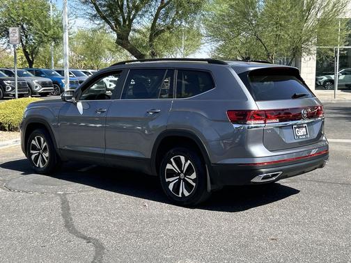 Platinum Gray Metallic 2024 Volkswagen Atlas 2.0T SE