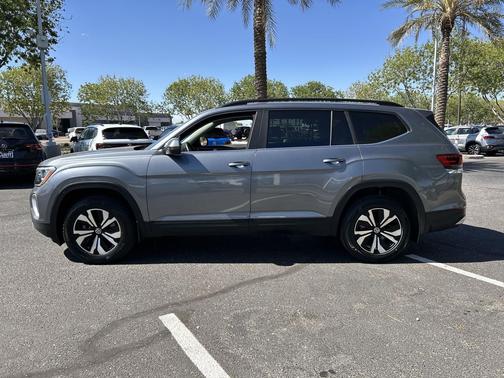 Platinum Gray Metallic 2024 Volkswagen Atlas 2.0T SE
