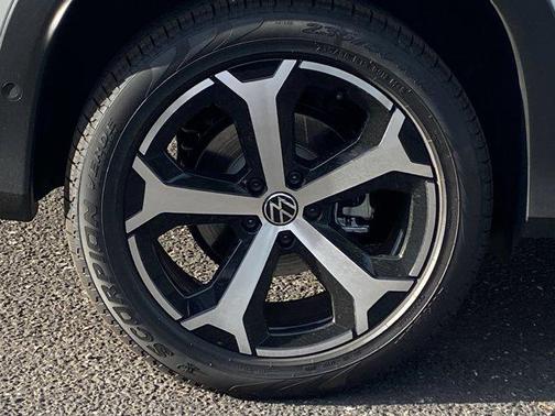 2025 Volkswagen Tiguan 2.0T SE 4MOTION