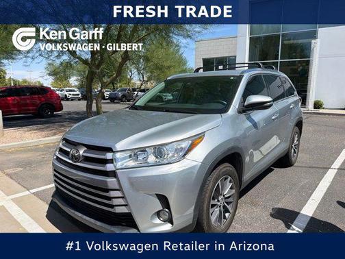 Celestial Silver Metallic 2019 Toyota Highlander SE
