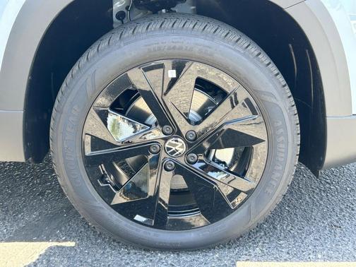 Monument Gray w/Dp Blk Rf 2026 Volkswagen Taos SE Black