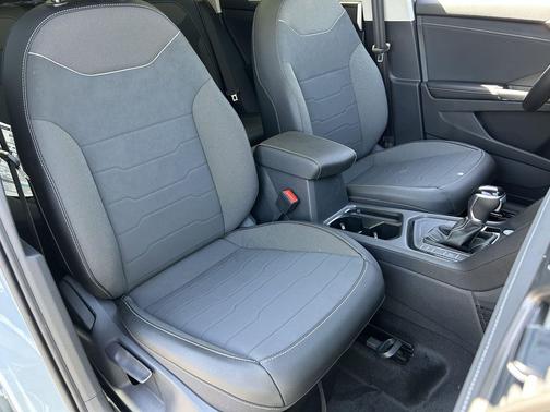 Monument Gray w/Dp Blk Rf 2026 Volkswagen Taos SE Black