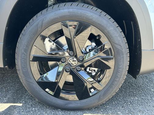 Monument Gray w/Dp Blk Rf 2026 Volkswagen Taos SE Black