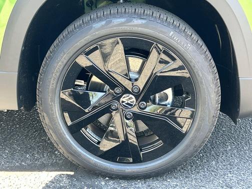 Bright Moss Green Metallic 2026 Volkswagen Taos SE