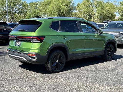 Bright Moss Green Metallic 2026 Volkswagen Taos SE