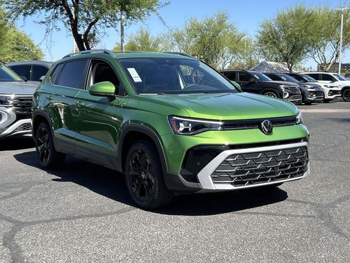 Bright Moss Green Metallic 2026 Volkswagen Taos SE