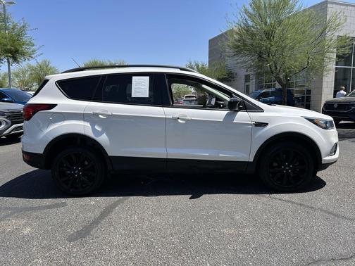 White Platinum Metallic Tri-Coat 2019 Ford Escape SE