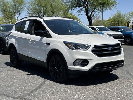 White Platinum Metallic Tri-Coat 2019 Ford Escape SE