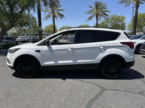 White Platinum Metallic Tri-Coat 2019 Ford Escape SE