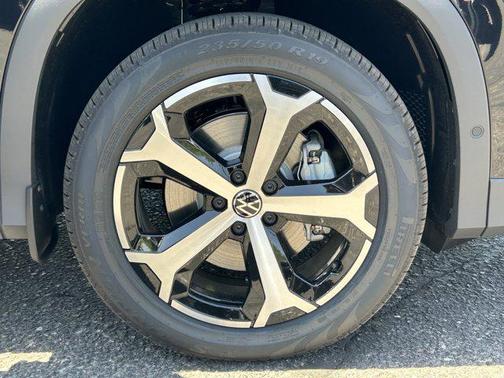 Deep Black Pearl 2026 Volkswagen Tiguan 2.0T SE 4MOTION