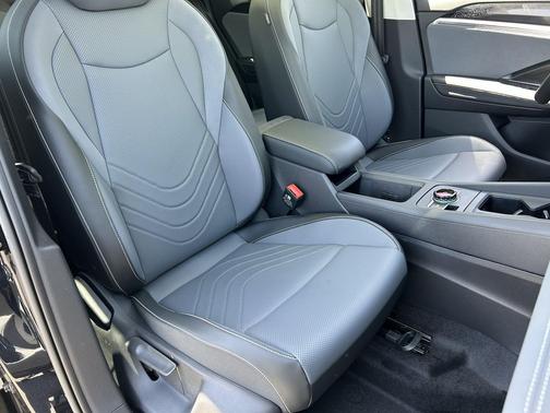 Deep Black Pearl 2026 Volkswagen Tiguan 2.0T SE 4MOTION